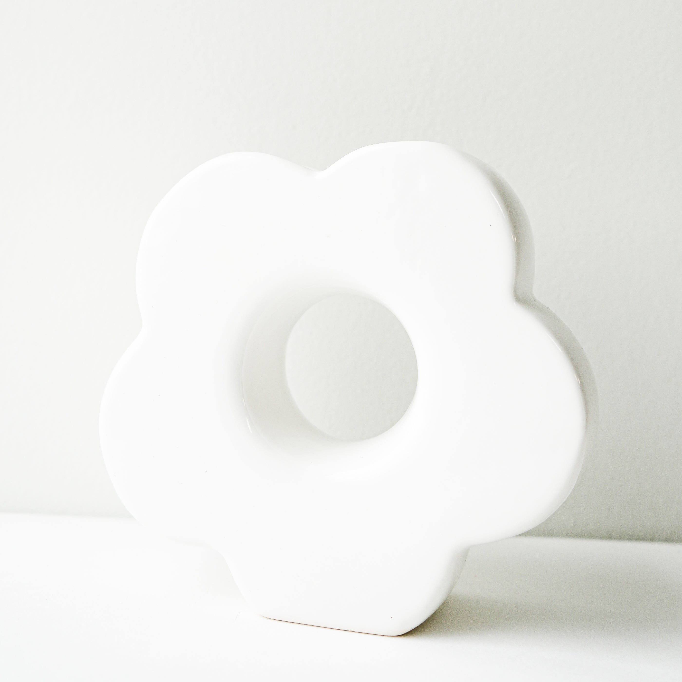 Vase blanc en forme de fleur