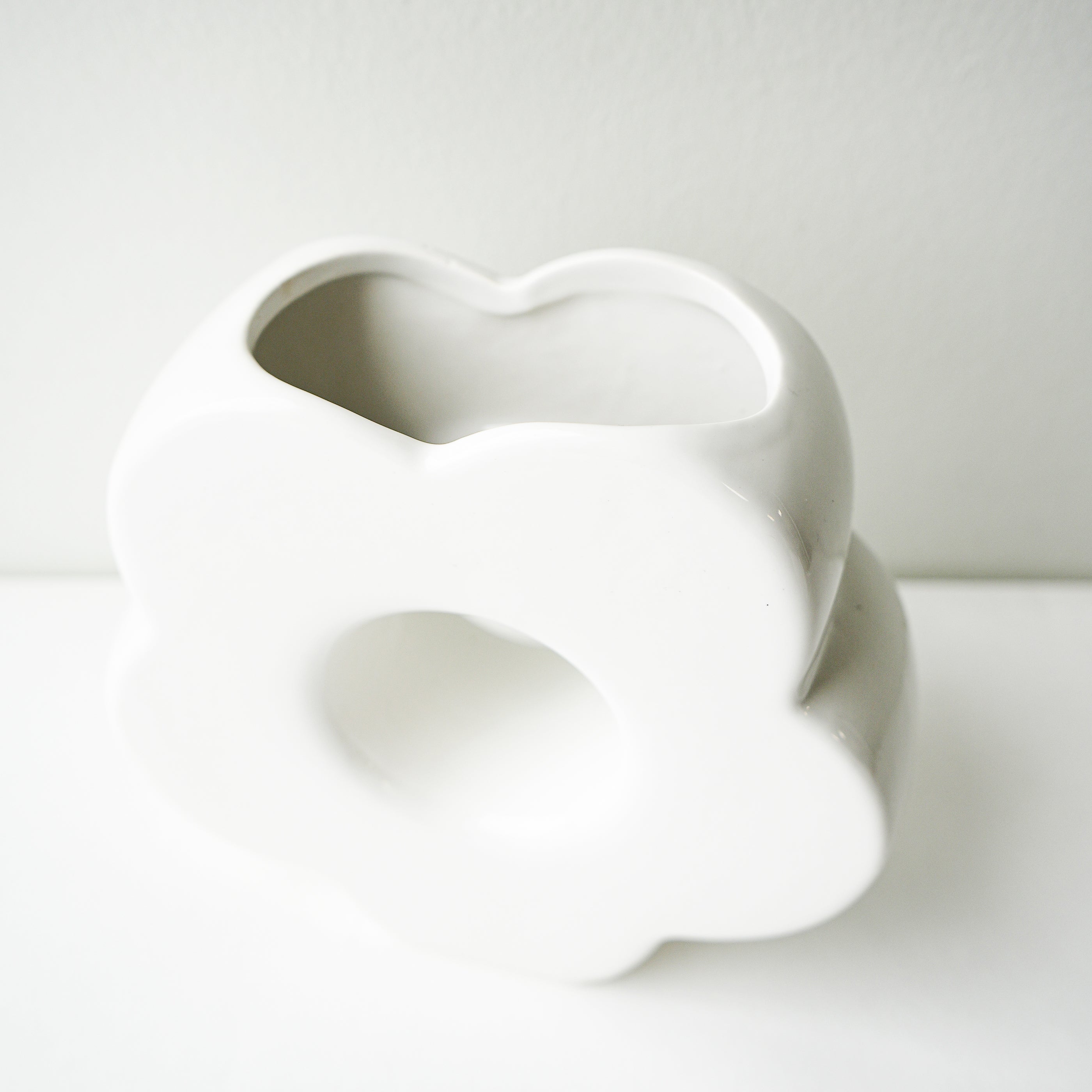 Vase blanc en forme de fleur