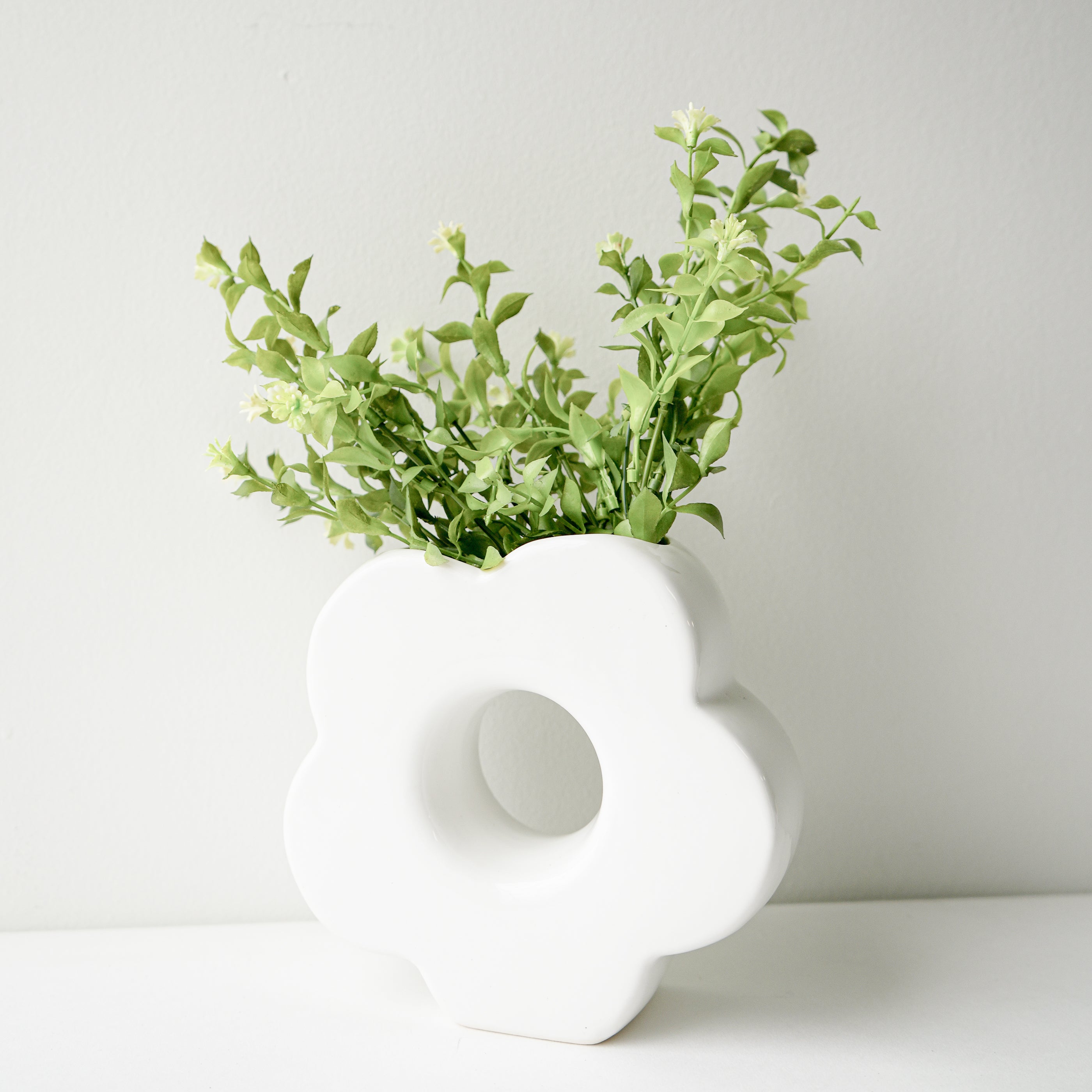 Vase blanc en forme de fleur